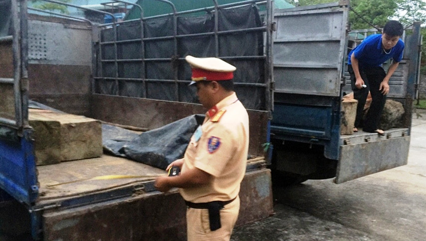 Lực lượng CSGT số 2 đang kiểm tra xe tải vận chuyển gỗ lậu.