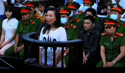 Các bị cáo tại tòa - ảnh chụp qua màn hình. 