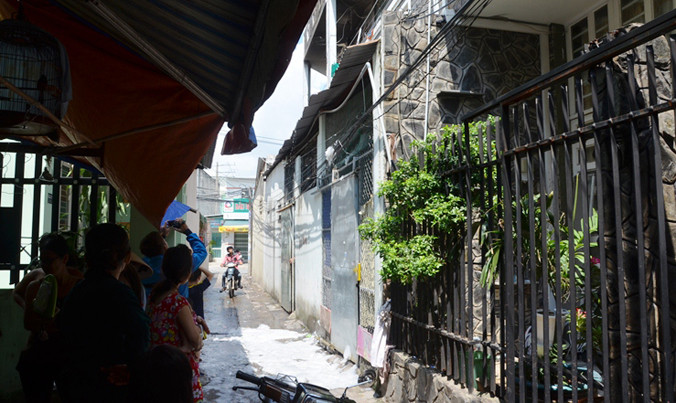 Khu dân cư náo loạn vì cháy phòng trọ.