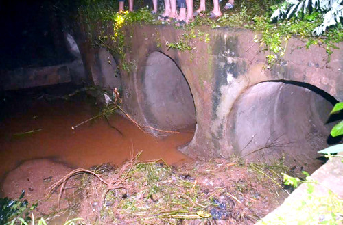 Cống nước cuốn trôi hai thiếu nữ. Ảnh: Kh.Uyên.