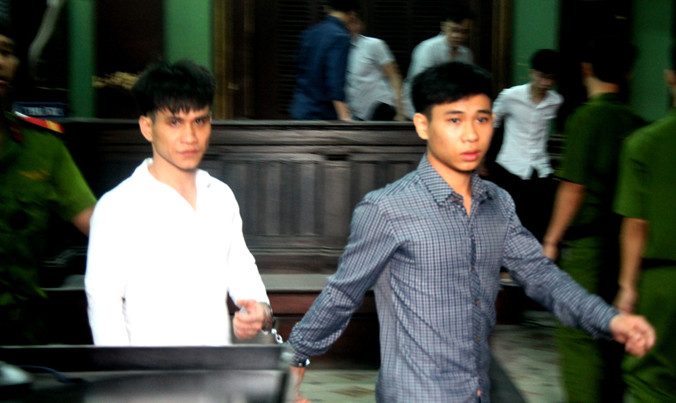 Bênh mẹ dẫn đến giết người, hai anh em Bảo và Vy cùng dắt nhau vào tù. Ảnh: Tân Châu.