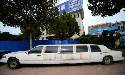 'Buốt ruột' xót siêu xe tiền tỉ bị bỏ hoang phơi nắng mưa 