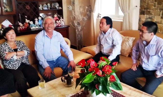 Lãnh đạo Chi nhánh Tây Hồ của BIDV gặp gỡ vợ chồng bà Anh tại Đà Lạt.