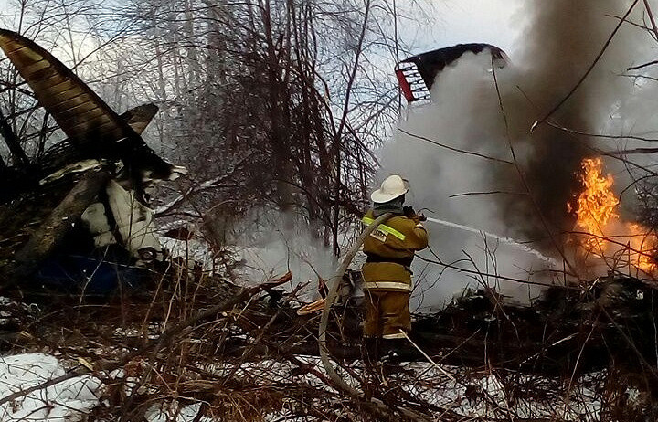Hiện trường vụ rơi máy bay Antonov An-2. Ảnh: TASS