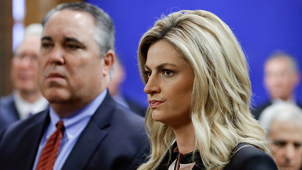 Nữ phát thanh viên Erin Andrews thắng kiện và nhận được số tiền bồi thường khổng lồ, 55 triệu USD.