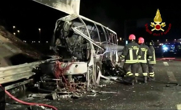 Chiếc xe buýt chỉ còn trơ khung sau tai nạn.