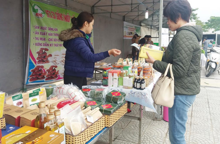 Các mặt hàng như bánh chưng, giò chả... tại phiên chợ rất được các bà nội trợ quan tâm