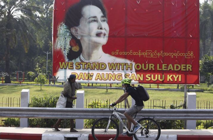 Một áp-phích in chân dung bà Aung San Suu Kyi ở Yangon. (Ảnh: AP)