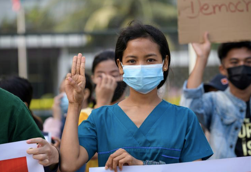Một y tá làm dấu 3 ngón tay khi tham gia cuộc biểu tình ở TP Yangon ngày 8/2. (Ảnh: Reuters)