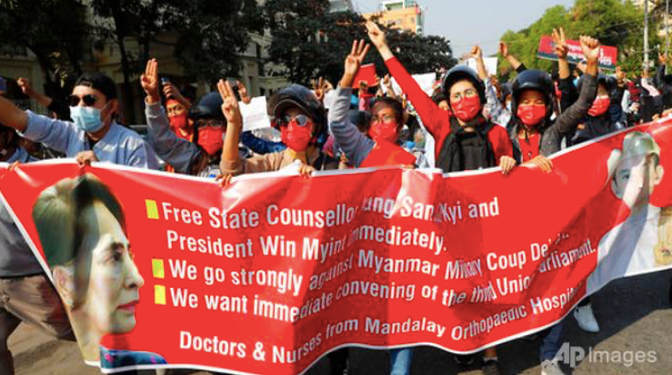 Người dân ở TP Mandalay biểu tình ngày 8/2. (Ảnh: AP)