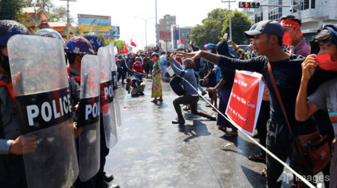 Người biểu tình đối đầu với cảnh sát ở Mandalay ngày 9/2. (Ảnh: AP)