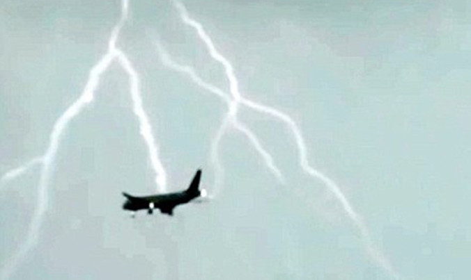Máy bay chở khách bị sét đánh trúng ở độ cao 600 m