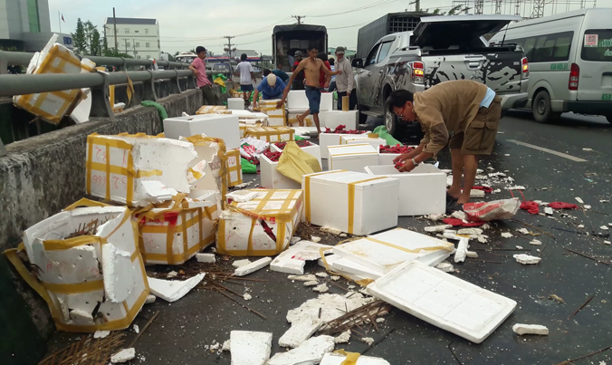 Hàng chục tấn cua đổ tràn lan ra mặt đường.