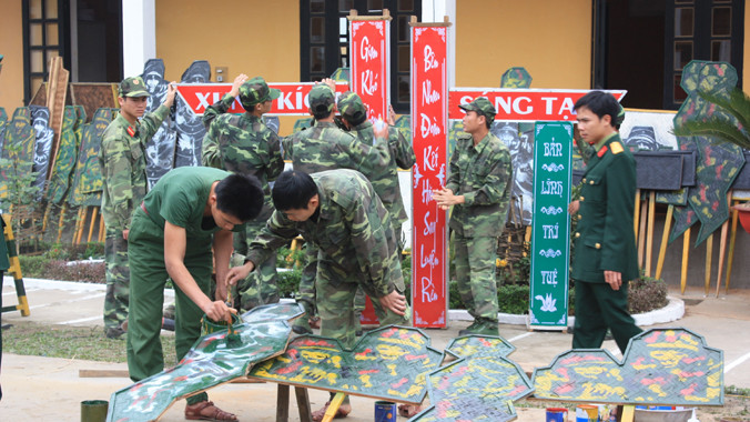 Cán bộ, chiến sĩ Tiểu đoàn 5, Trung đoàn 335, làm bia bảng phục vụ huấn luyện tại đơn vị