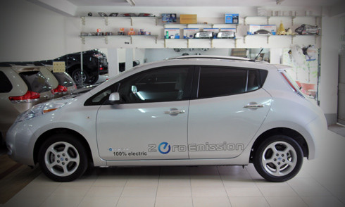 Nissan Leaf xuất hiện tại showroom trên đường Nguyễn Thị Minh Khai, TP HCM.