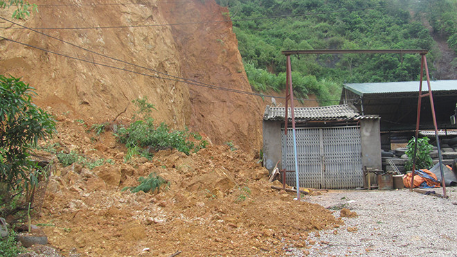 Nhà bị đất vùi lấp, làm 2 mẹ con bé Tâm gặp nạn. Ảnh: Duy Chiến