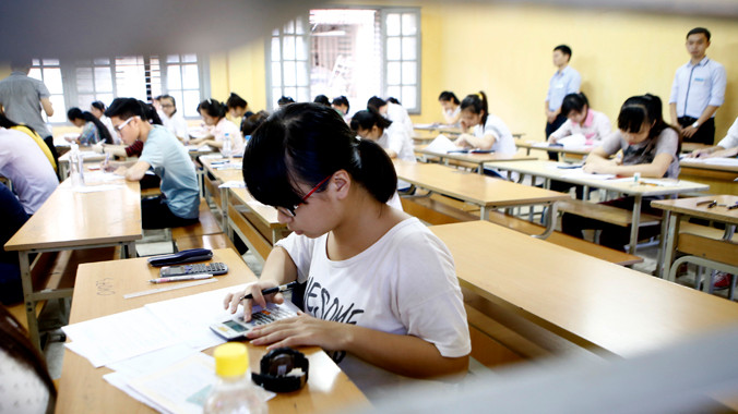 Thí sinh đang làm bài thi môn Toán tại hội đồng thi Học viện Ngân Hàng - Hà Nội kỳ thi năm 2014. Ảnh: Như Ý