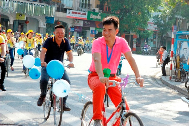 Nghệ sĩ hài Xuân Bắc cùng nhiều bạn trẻ tình nguyện đạp xe đồng hành hưởng ứng chương trình “Tỏa sáng nghị lực Việt”