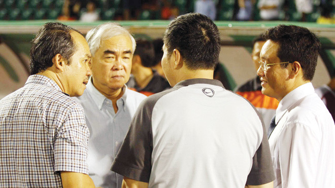 Quyền Chủ tịch VFF Lê Hùng Dũng, ông bầu Đoàn Nguyên Đức xuống sân động viên BHL, cầu thủ U19 VN sau trận thua đậm. ảnh: VSI