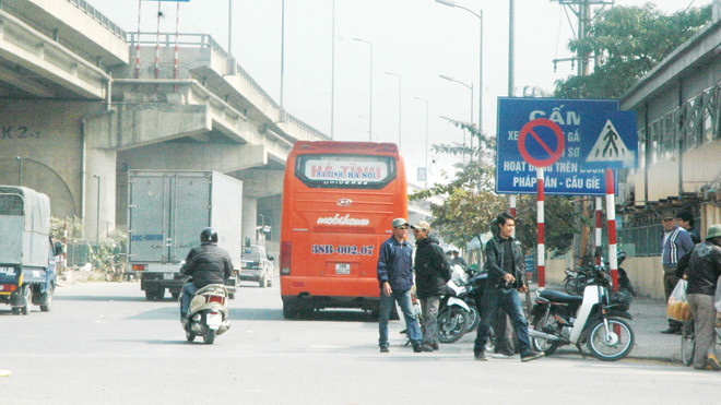  Gần Tết, xe dù lại càng lộng hành (chụp tại khu vực bến xe Nước Ngầm)