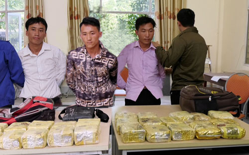 Ba nghi phạm vận chuyển ma tuý đá tại cơ quan điều tra