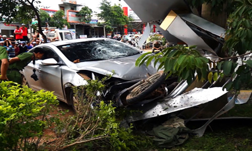 Hiện trường ôtô gây tai nạn