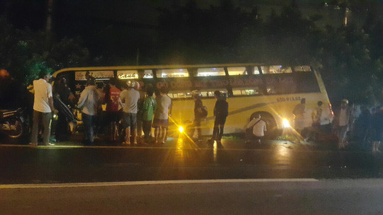 Cả trăm người dân địa phương đã ra hỗ trợ, cứu nạn xe khách