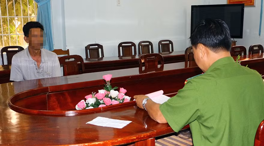 Cơ quan công an làm việc với ông T. Ảnh: Công an