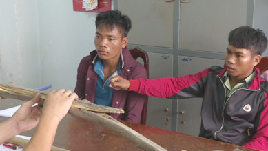 Hai đối tượng và hung khí tại cơ quan Công an​