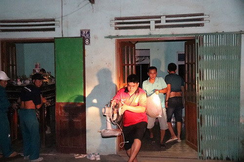 Người dân di tản khỏi nhà bị sụt lún. Ảnh: Baohoabinh