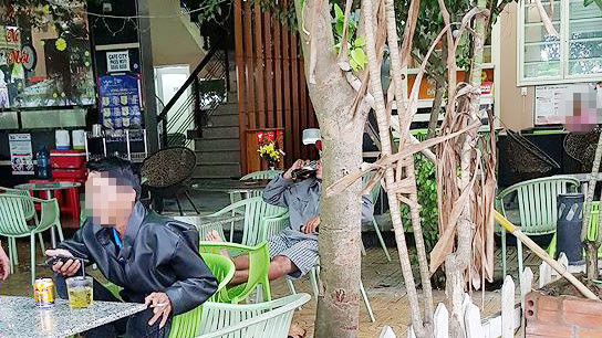 Quán cà phê nơi Lý Sa Thal cố thủ sau khi đâm và đánh 2 người bị thương