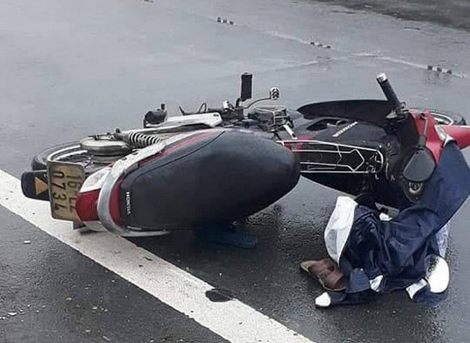 Chiếc xe máy để lại hiện trường. Nguồn: facebook