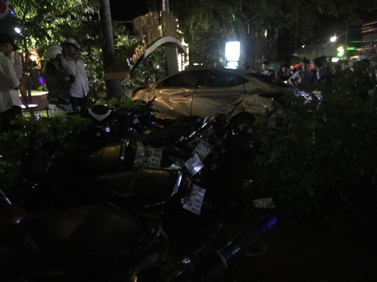 Chiếc xe con tông nhiều người thương vong và hàng loạt xe máy