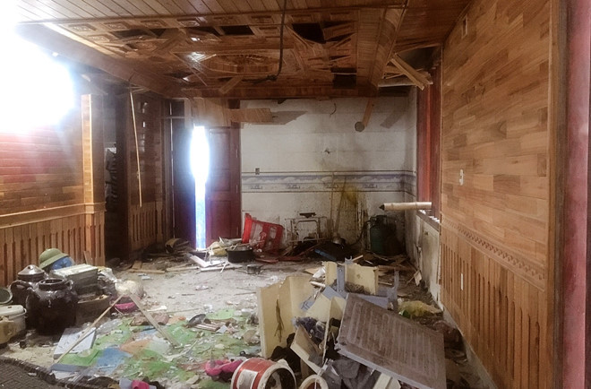 Trần tầng 1 căn nhà bong tróc, nhiều đồ đạc vỡ tan sau tiếng nổ