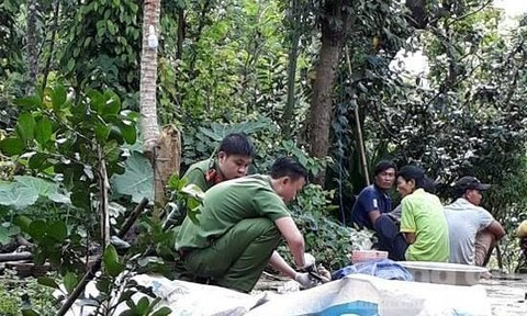 Lực lượng chức năng khám nghiệm hiện trường vụ việc