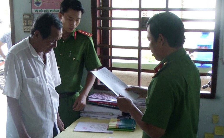 Cơ quan điều tra tống đạt quyết định khởi tố bị can đối với người đàn ông cưỡng hiếp bé gái