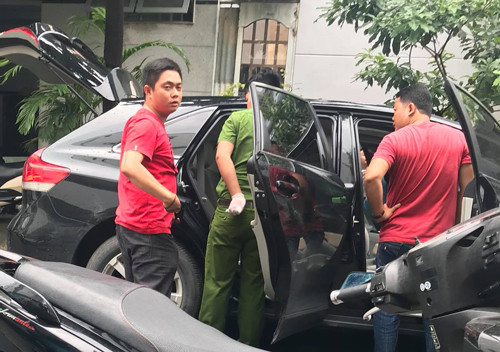 Cảnh sát khám nghiệm ôtô