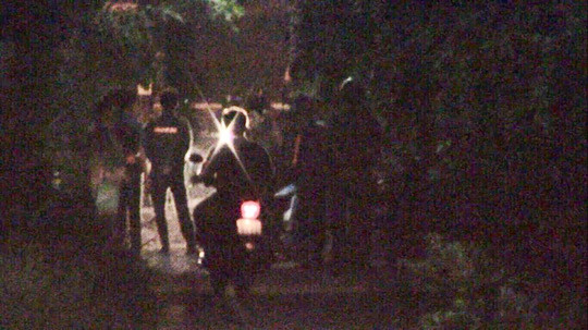 Đường vào hẻm bị phong tỏa, phục vụ công tác khám nghiệm hiện trường tài xế xe ôm bị giết