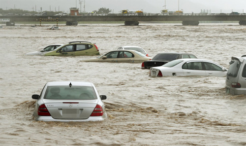 Ôtô đỗ bên sông bị cuốn trôi khi bão Chaba đổ bộ vào Hàn Quốc ngày 5/10. Ảnh: Yonhap.
