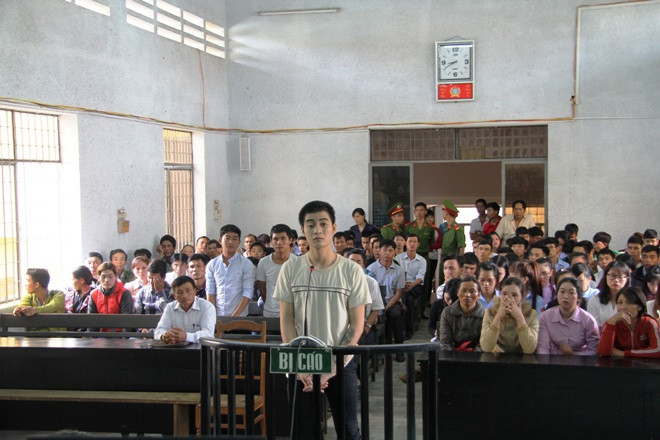 Bị cáo Y Hiếu trước vành móng ngựa