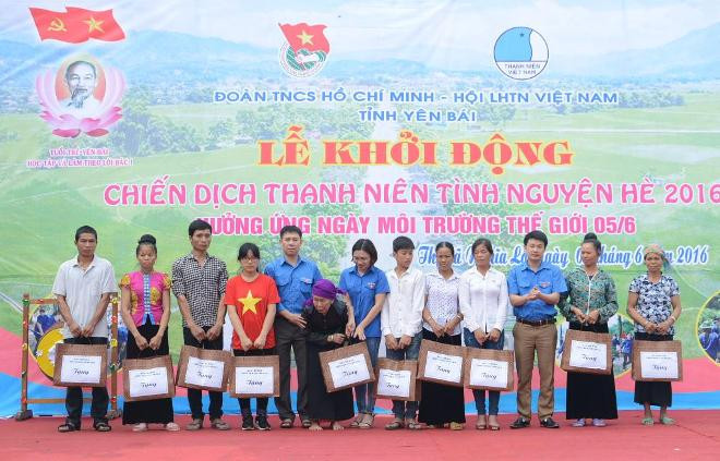 Tỉnh Đoàn Yên Bái đã trao tặng 20 suất quà cho 10 hộ gia đình khó khăn, gia đình chính sách.