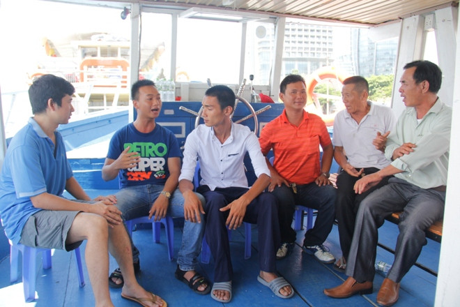 Cuộc hội ngộ của những người bị nạn và ân nhân. Ảnh: Thanh Trần. 