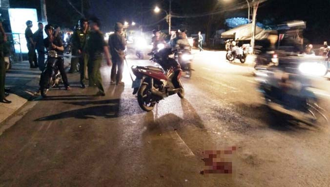 Hiện trường thanh niên bị 4 người đi trên xe máy truy sát.