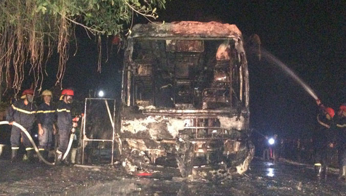 Chiếc xe được lực lượng PCCC đến ứng cứu nhưng ngọn lửa lan quá nhanh.