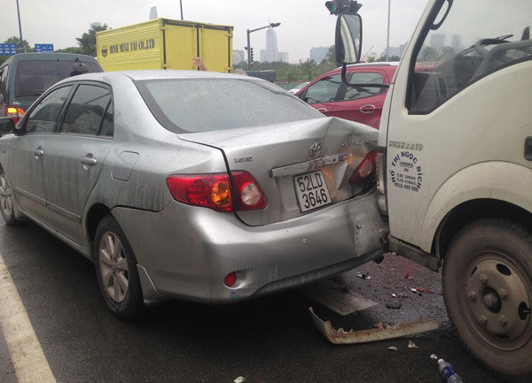 Ảnh hiện trường vụ xe cộ bị ùn ứ đoạn đường hướng tới hầm Thủ Thiêm vượt sông Sài Gòn.