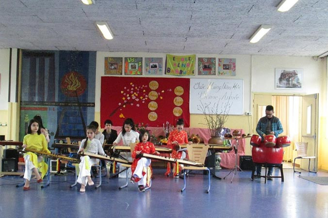 Dàn nhạc nhí cùng Daniel chơi bài trống cơm.