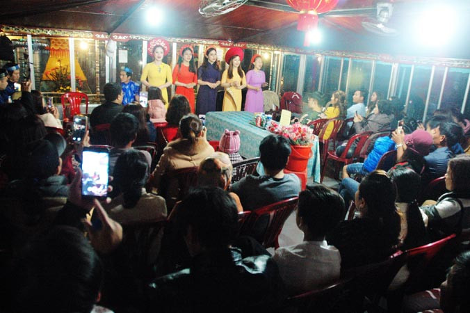 Các ca sĩ trẻ đang dần làm chủ các con thuyền ca Huế hôm nay. Ảnh: Trần Nguyễn Anh.