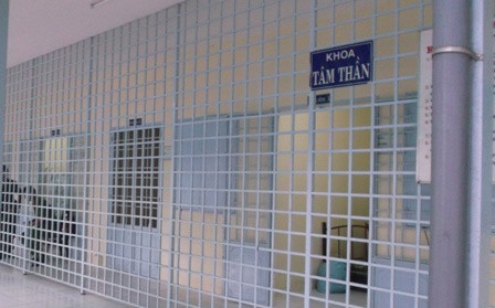 Nghi phạm được chuyển qua khoa Tâm thần điều trị dưới sự kiểm soát của cơ quan công an.