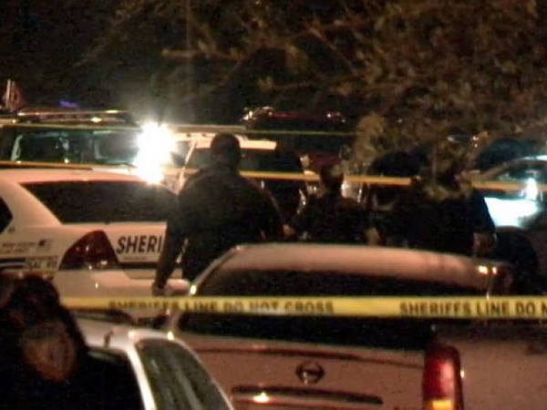 Cảnh sát tại hiện trường ngôi nhà. Ảnh: AP.