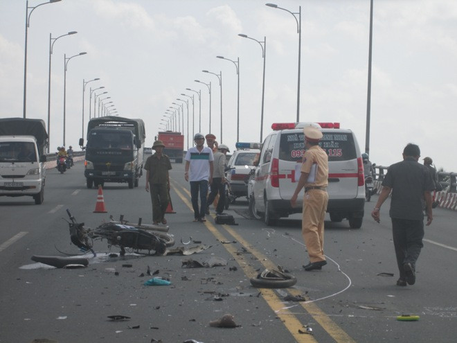 Hiện trường vụ tai nạn trên cầu Hàm Luông. Ảnh: A.X.